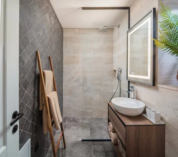 Modern Five-Bedroom Villa with Pool in Slatine