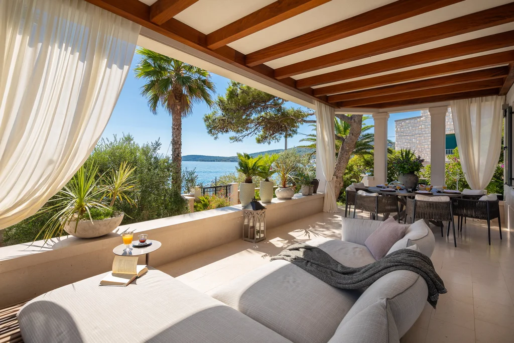 Modern Five-Bedroom Villa with Pool in Slatine