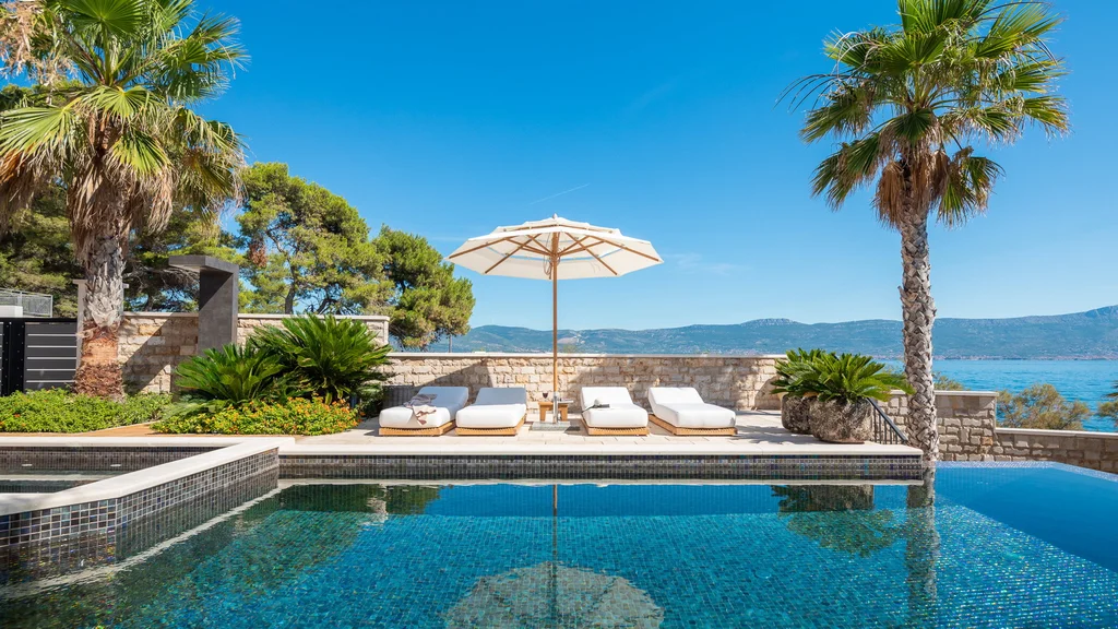 Modern Five-Bedroom Villa with Pool in Slatine