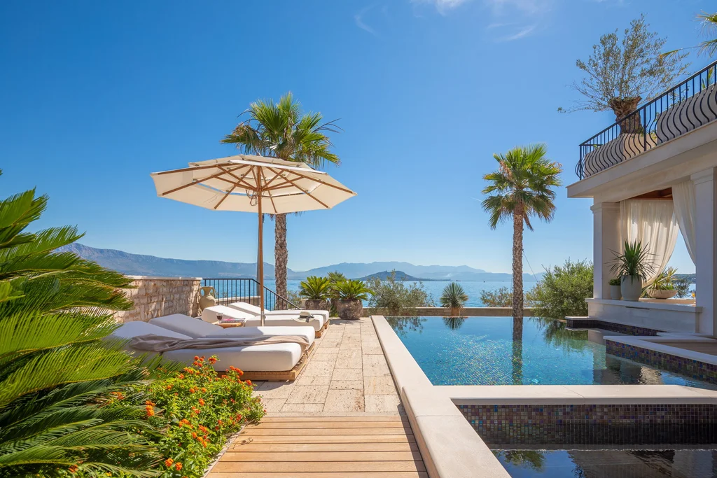 Modern Five-Bedroom Villa with Pool in Slatine