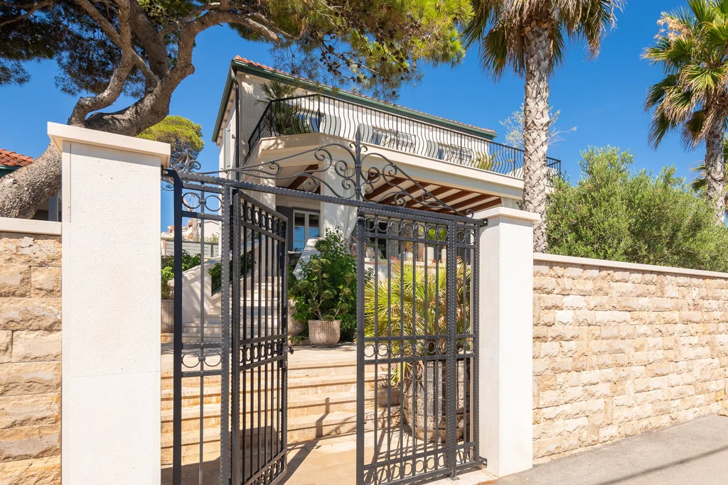 Modern Five-Bedroom Villa with Pool in Slatine