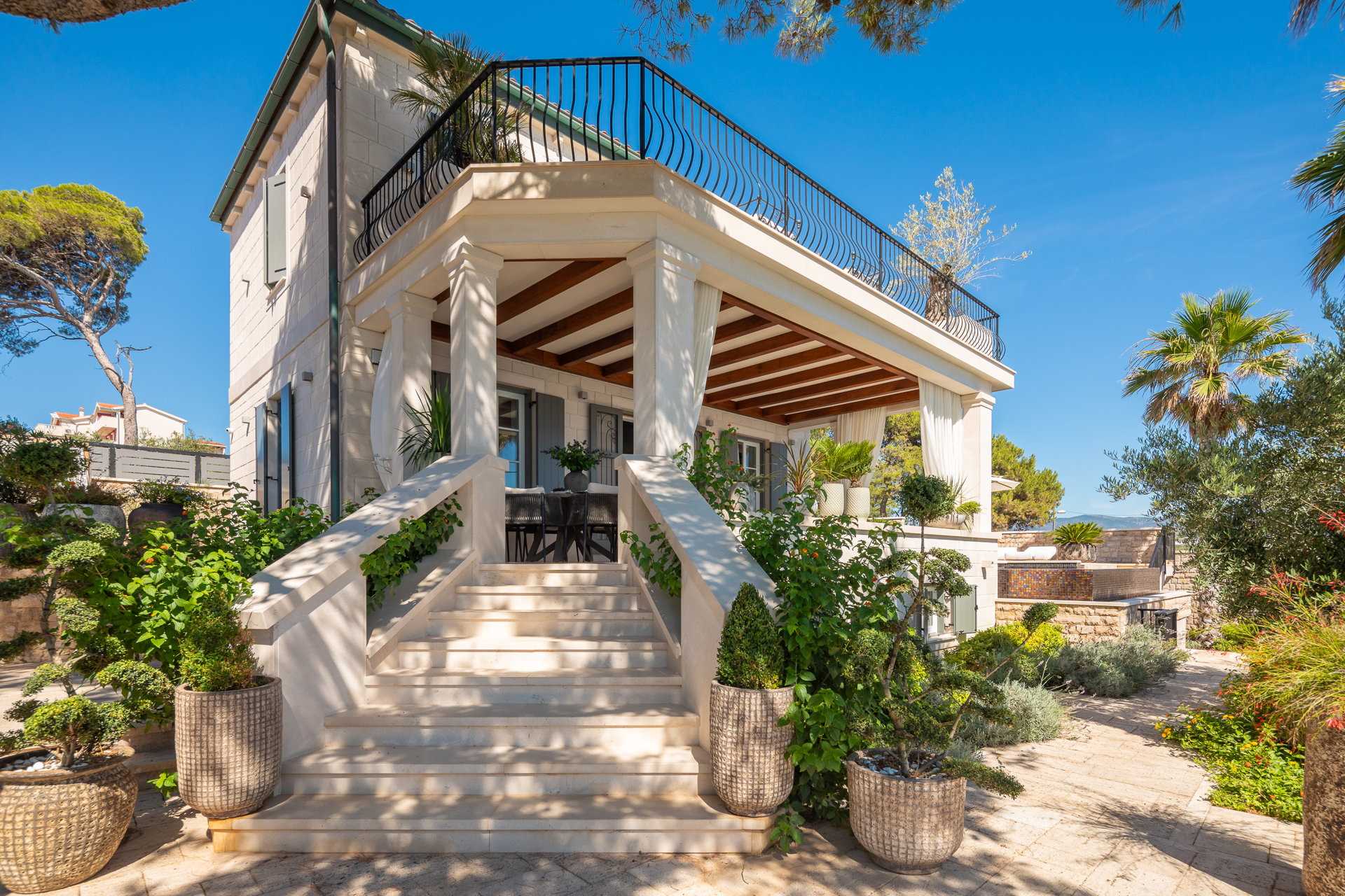 Luxury Villa Momento with Pool