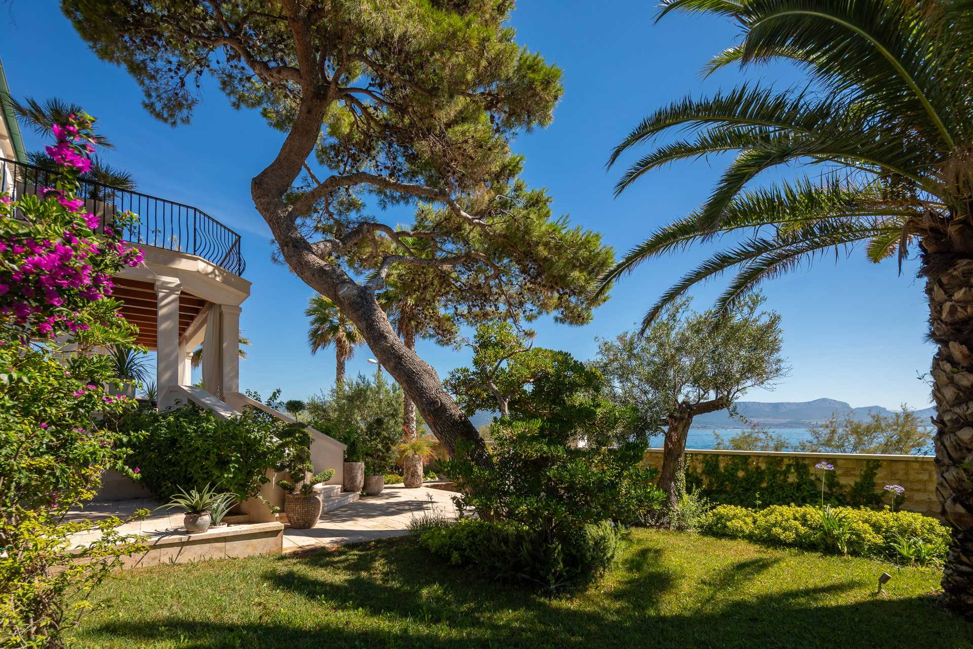 Luxury Villa Momento with Pool