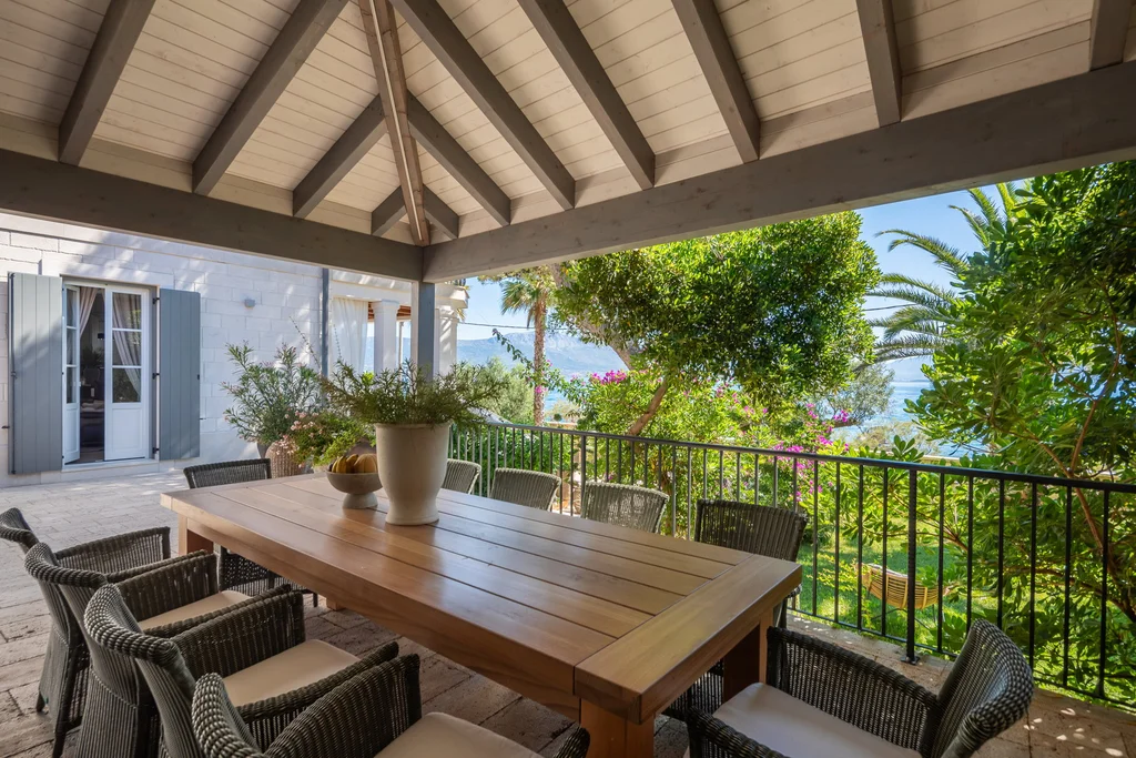 Modern Five-Bedroom Villa with Pool in Slatine