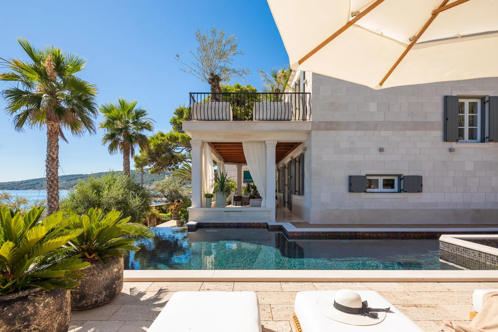 Modern Five-Bedroom Villa with Pool in Slatine