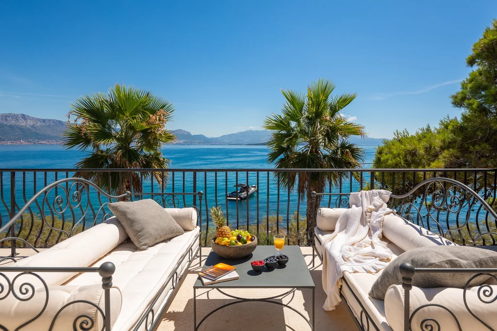 Modern Five-Bedroom Villa with Pool in Slatine