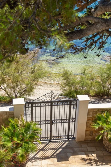 Modern Five-Bedroom Villa with Pool in Slatine