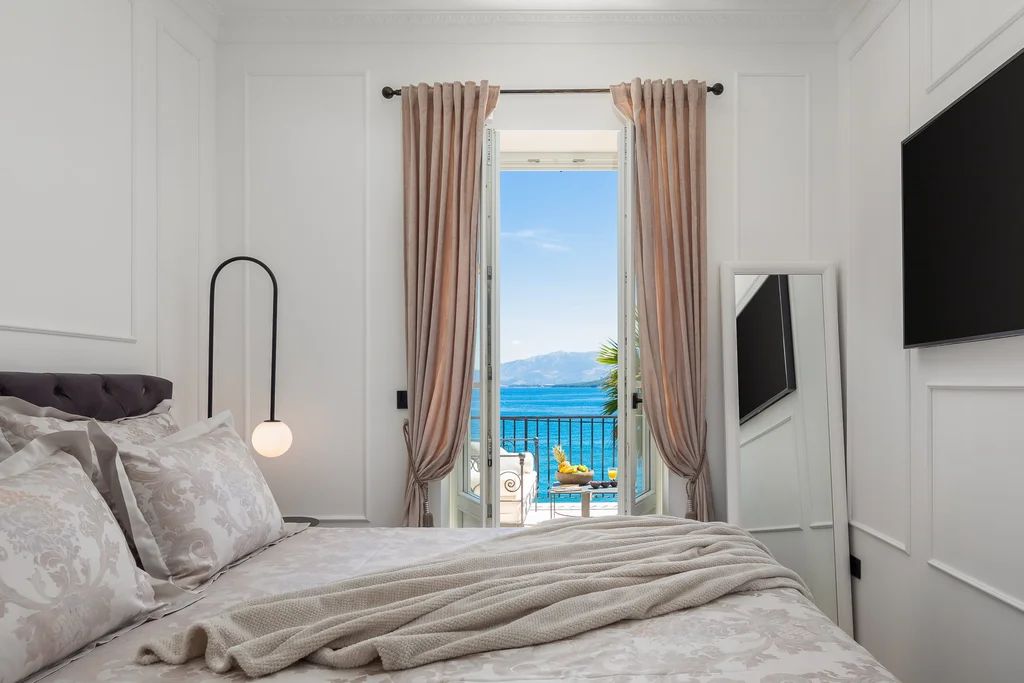Modern Five-Bedroom Villa with Pool in Slatine