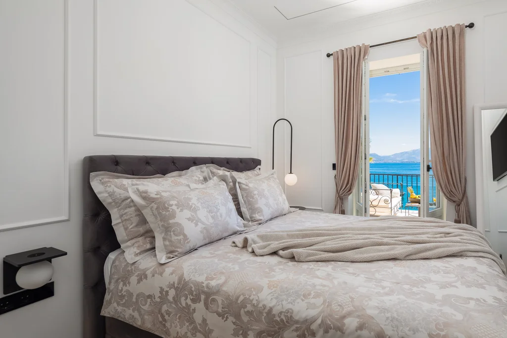 Modern Five-Bedroom Villa with Pool in Slatine