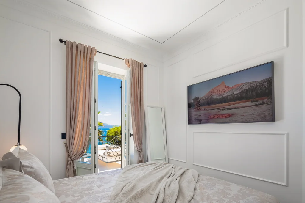 Modern Five-Bedroom Villa with Pool in Slatine