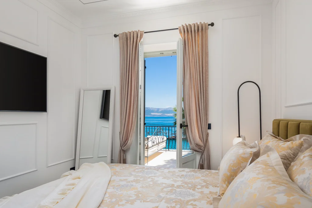 Modern Five-Bedroom Villa with Pool in Slatine