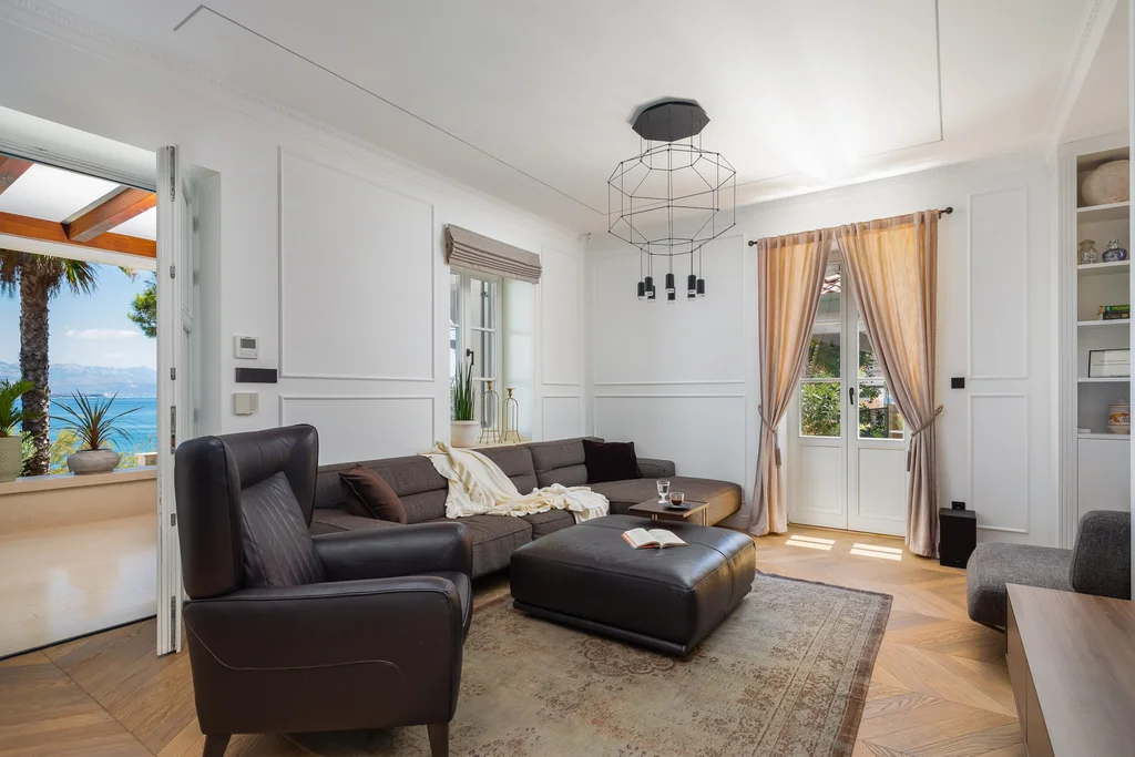 Modern Five-Bedroom Villa with Pool in Slatine