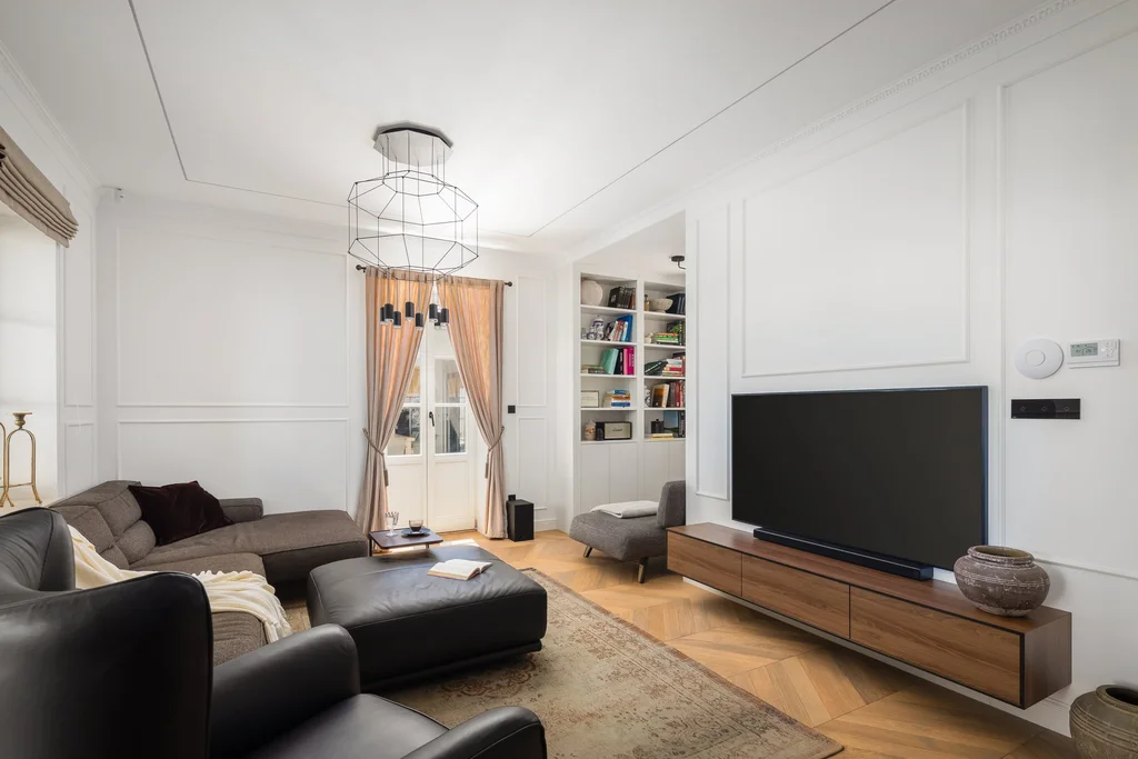 Modern Five-Bedroom Villa with Pool in Slatine