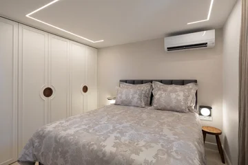 Modern Five-Bedroom Villa with Pool in Slatine