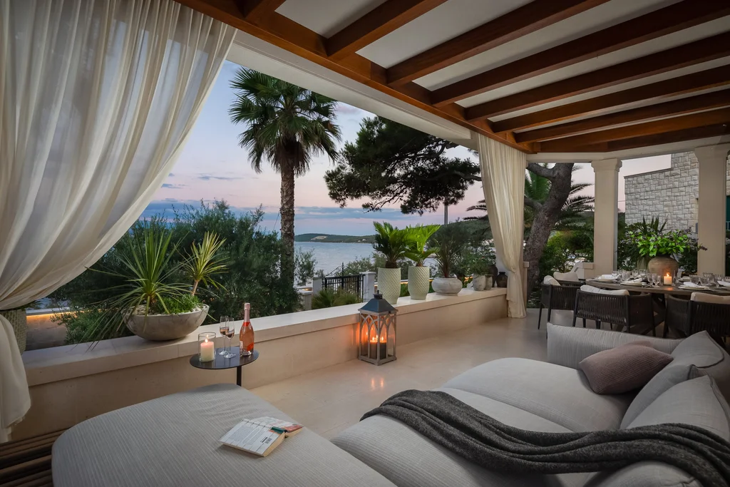 Modern Five-Bedroom Villa with Pool in Slatine