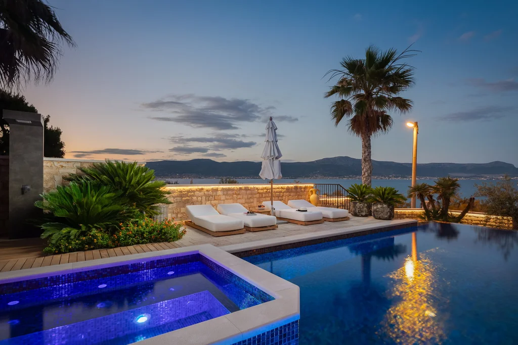 Modern Five-Bedroom Villa with Pool in Slatine