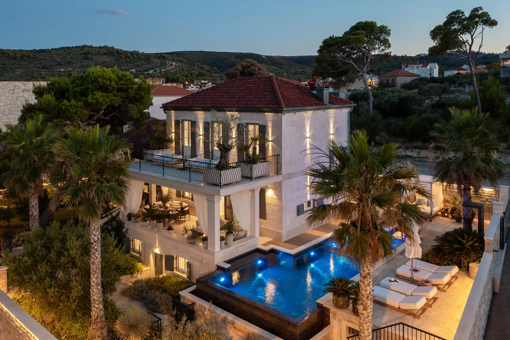 Modern Five-Bedroom Villa with Pool in Slatine