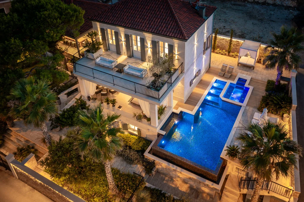 Modern Five-Bedroom Villa with Pool in Slatine