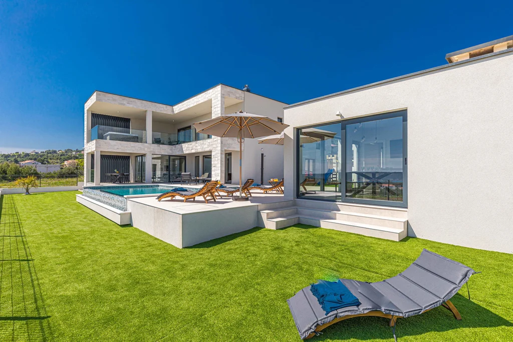 Contemporary Villa with Pool and Jacuzzi in Kaštel Novi