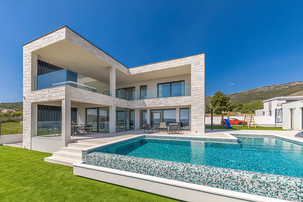 Contemporary Villa with Pool and Jacuzzi in Kaštel Novi