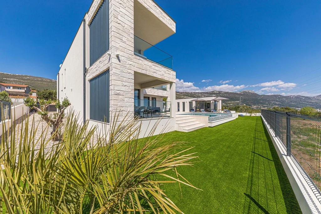 Contemporary Villa with Pool and Jacuzzi in Kaštel Novi