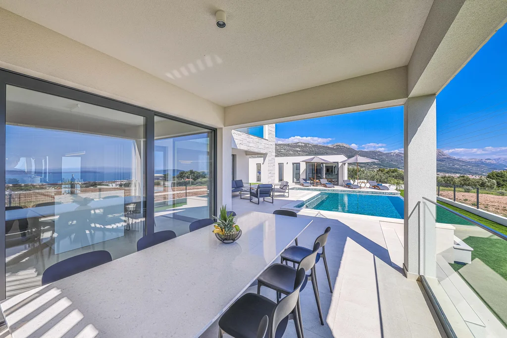 Contemporary Villa with Pool and Jacuzzi in Kaštel Novi