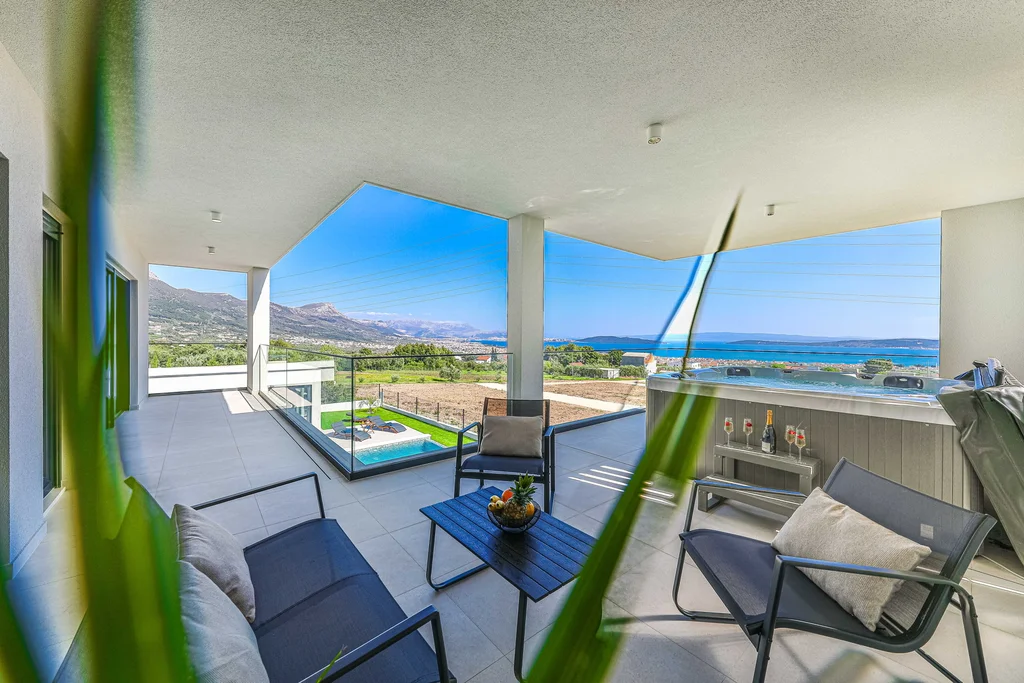Contemporary Villa with Pool and Jacuzzi in Kaštel Novi
