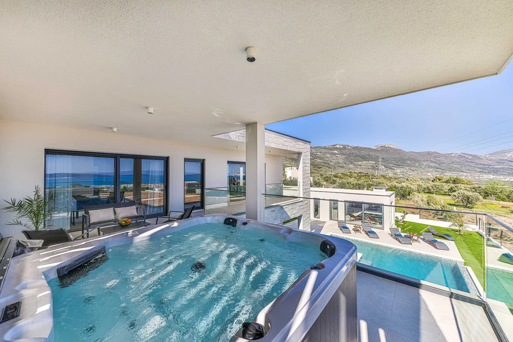 Contemporary Villa with Pool and Jacuzzi in Kaštel Novi