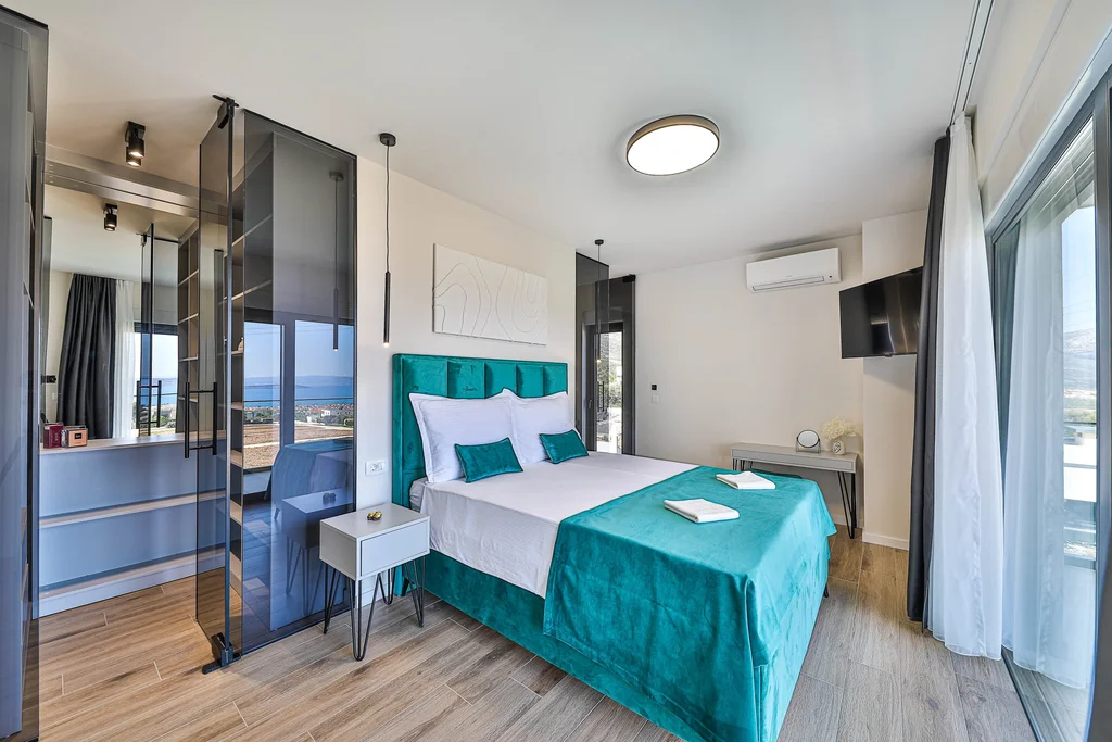Contemporary Villa with Pool and Jacuzzi in Kaštel Novi
