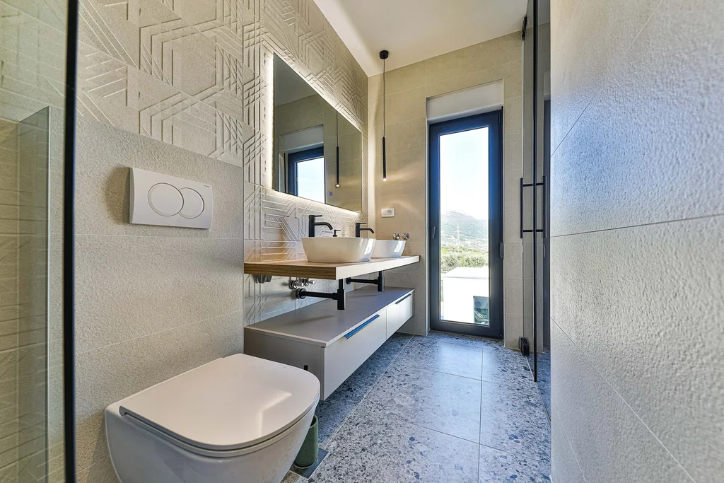 Contemporary Villa with Pool and Jacuzzi in Kaštel Novi