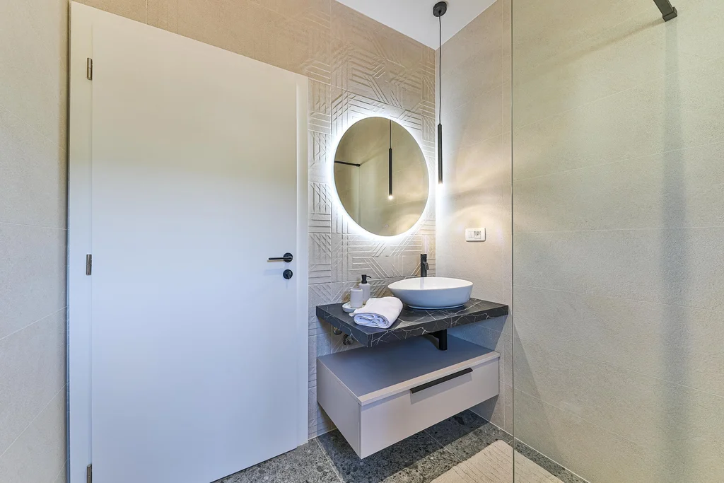 Contemporary Villa with Pool and Jacuzzi in Kaštel Novi