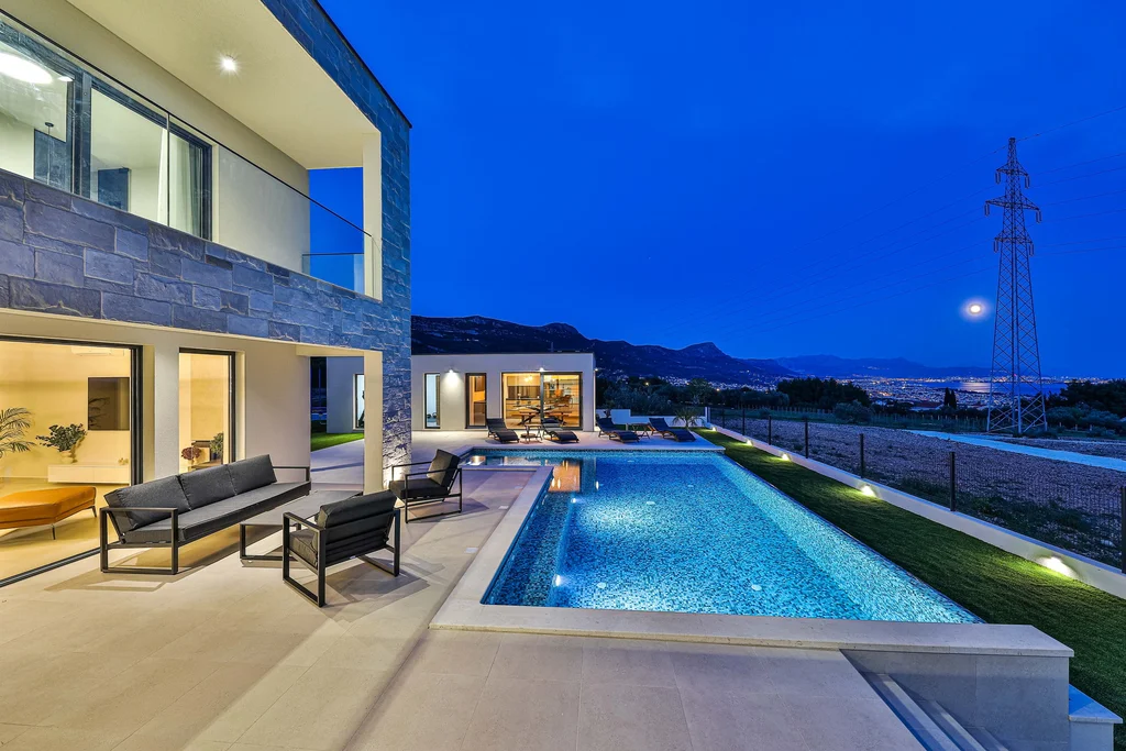 Contemporary Villa with Pool and Jacuzzi in Kaštel Novi