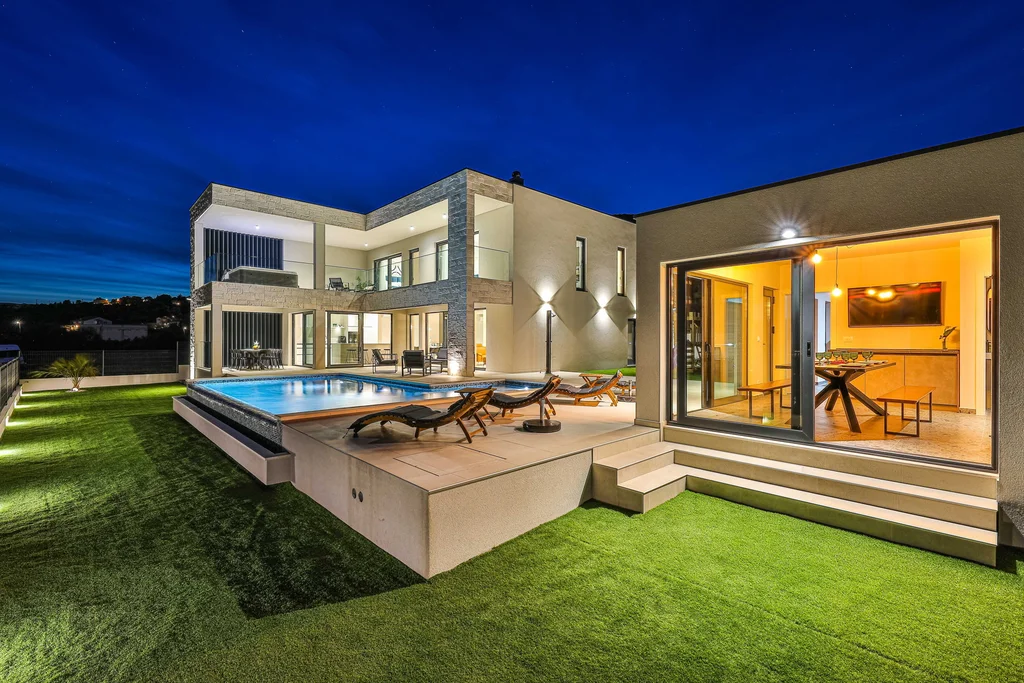 Contemporary Villa with Pool and Jacuzzi in Kaštel Novi