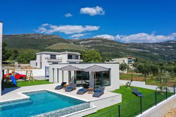 Contemporary Villa with Pool and Jacuzzi in Kaštel Novi