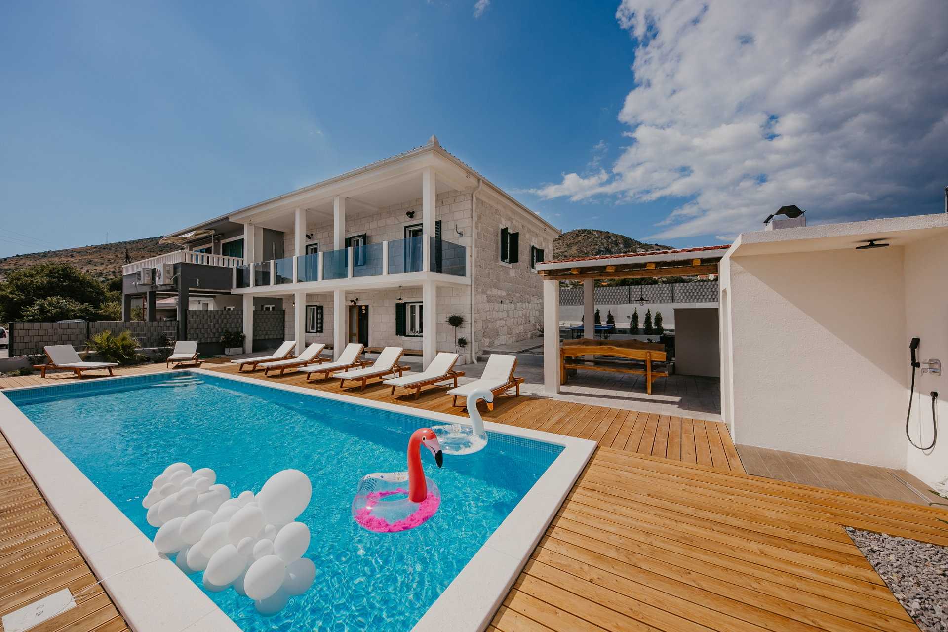 Villa Del Tempo with Pool