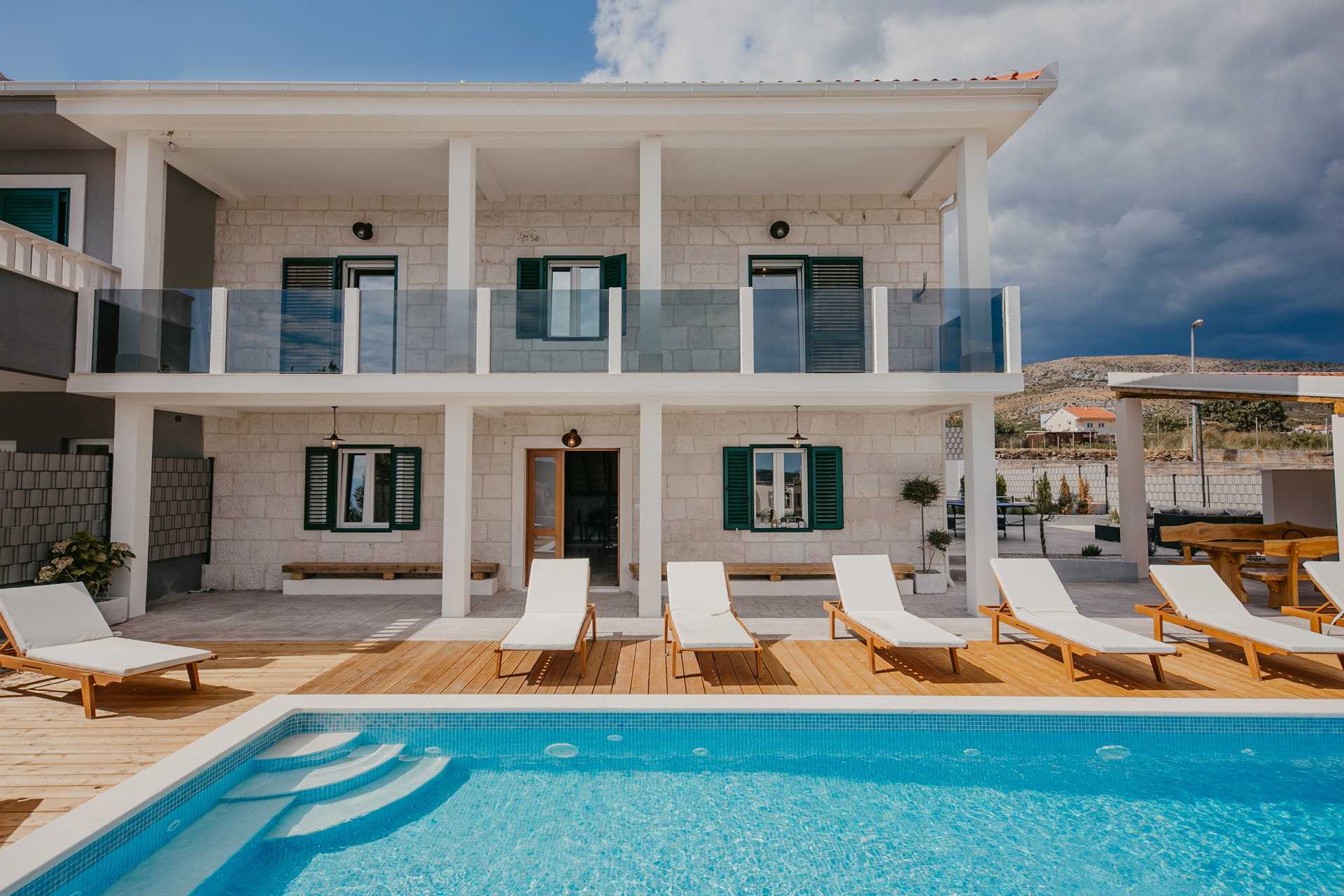 Villa Del Tempo with Pool