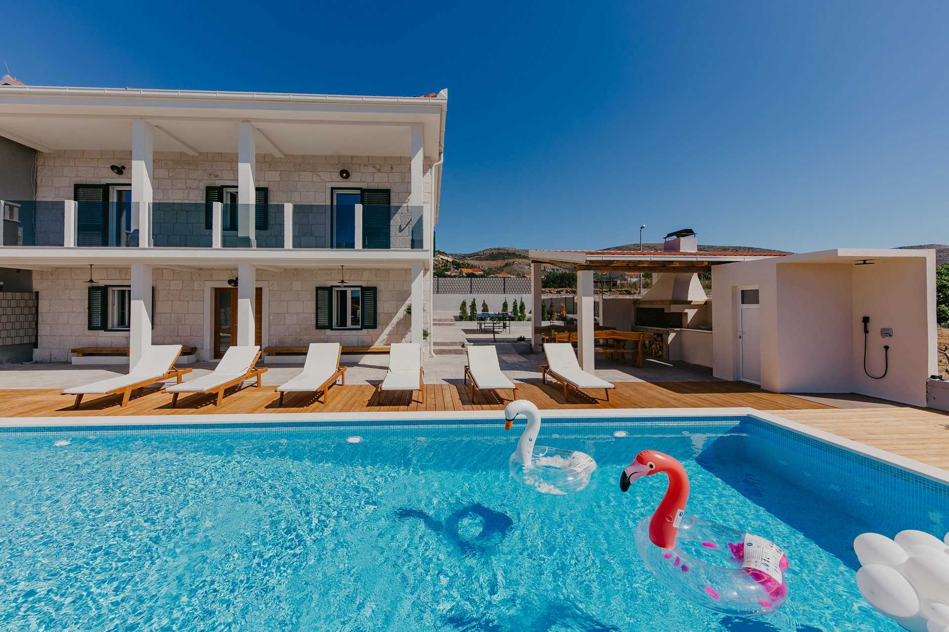 Villa Del Tempo with Pool