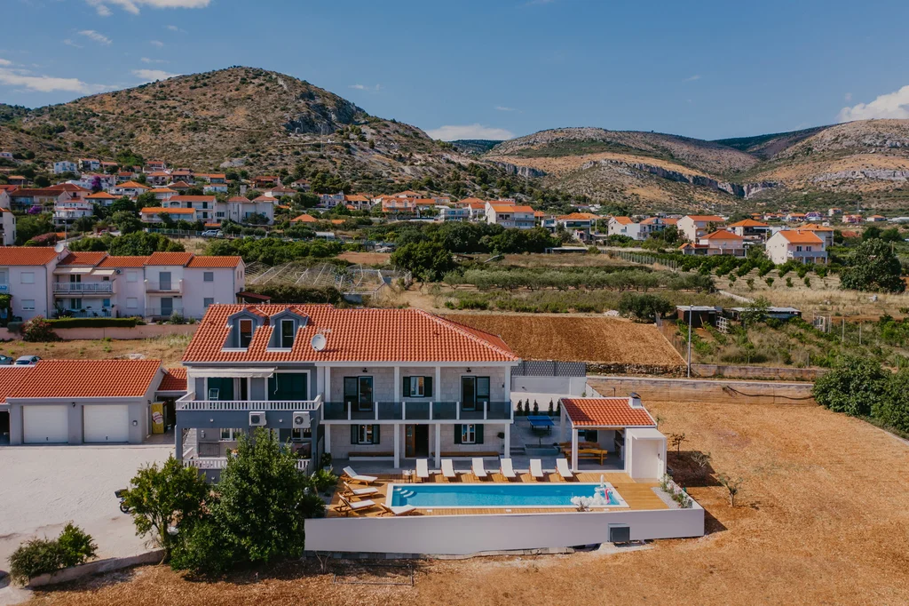 Family Villa with Pool and Sauna near Trogir