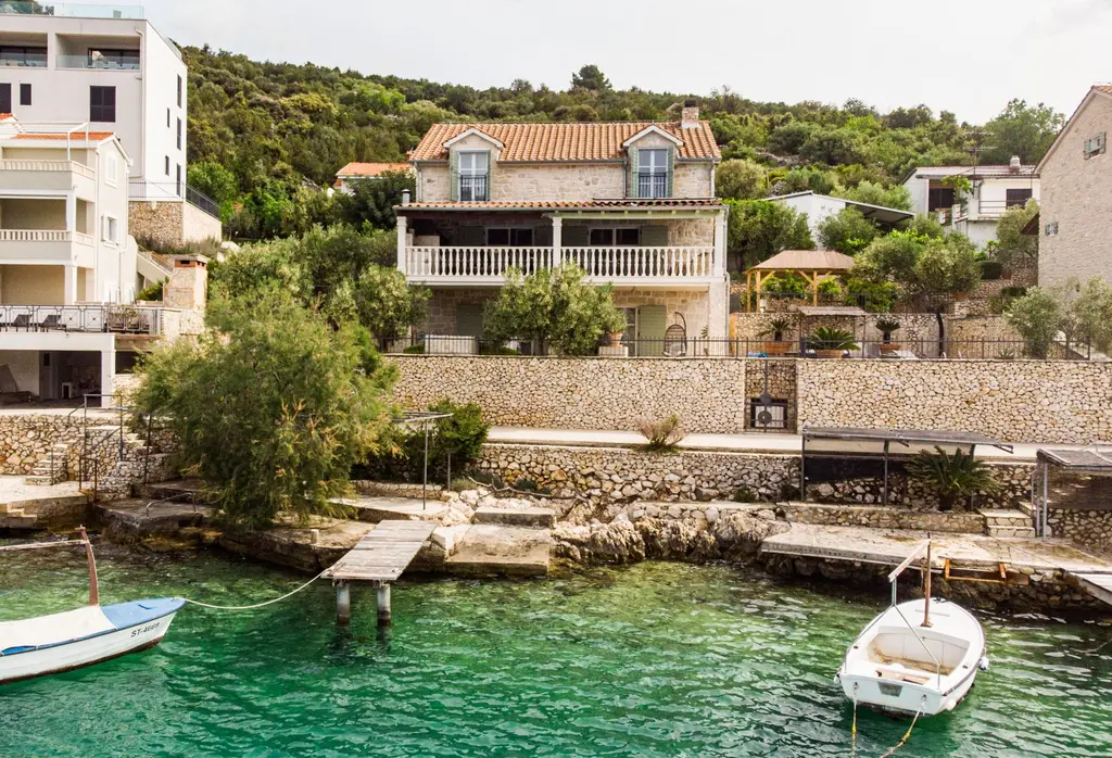 Modern Seaside Villa with Spacious Garden in Marina