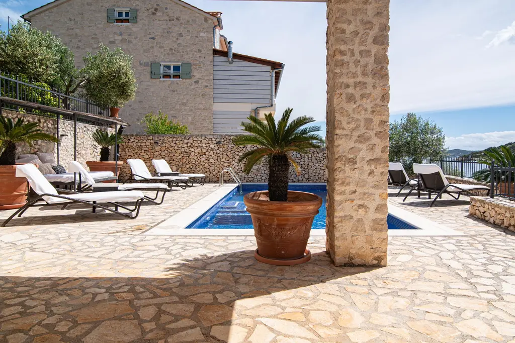 Modern Seaside Villa with Spacious Garden in Marina