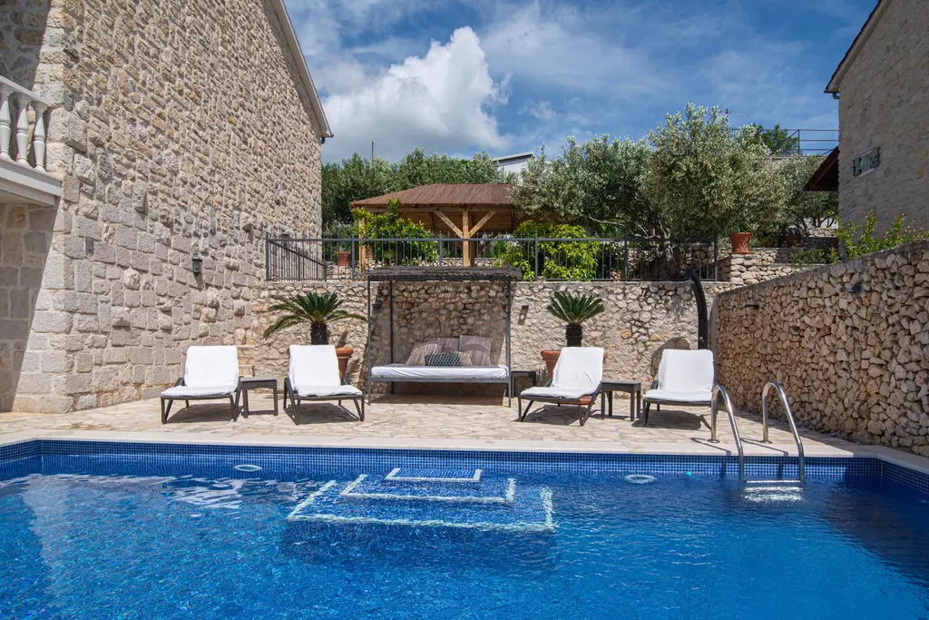 Modern Seaside Villa with Spacious Garden in Marina