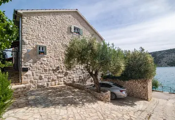 Modern Seaside Villa with Spacious Garden in Marina