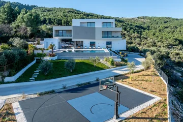 Modern 5-Bedroom Villa with Pool near Trogir
