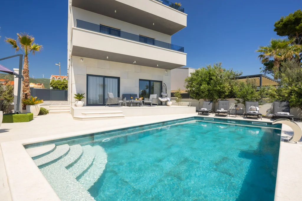 Modern Seaside Villa with Pool in Kaštel Štafilić