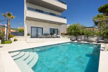 Modern Seaside Villa with Pool in Kaštel Štafilić