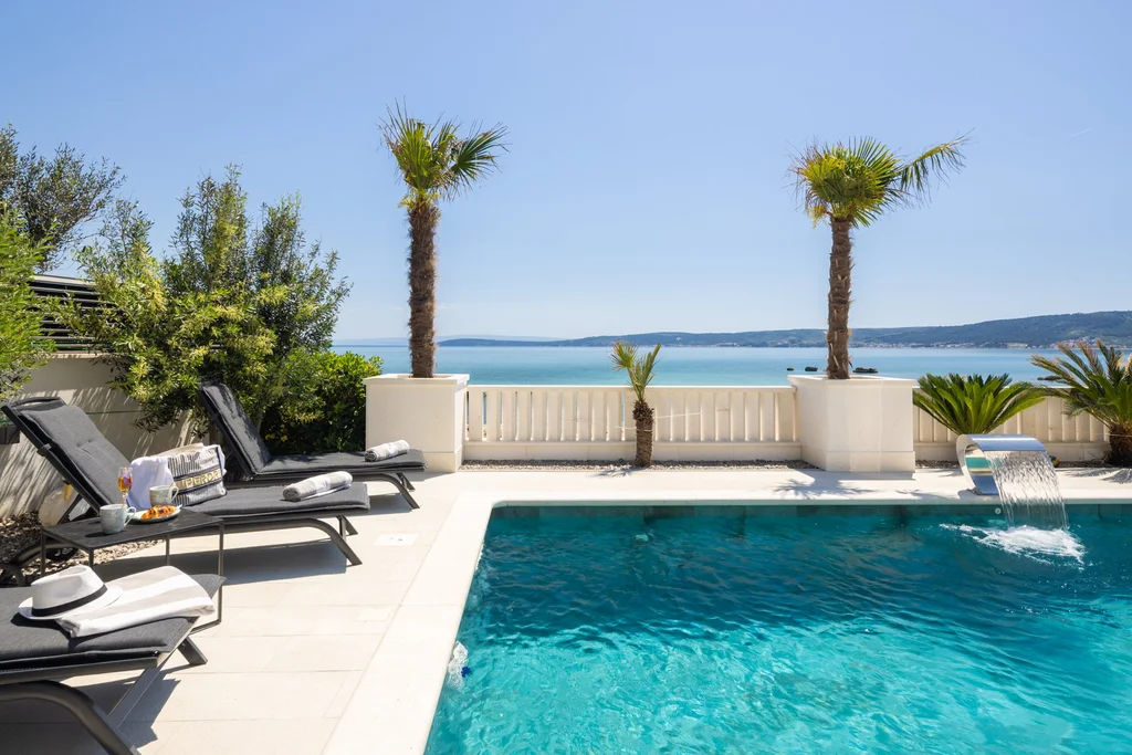 Modern Seaside Villa with Pool in Kaštel Štafilić