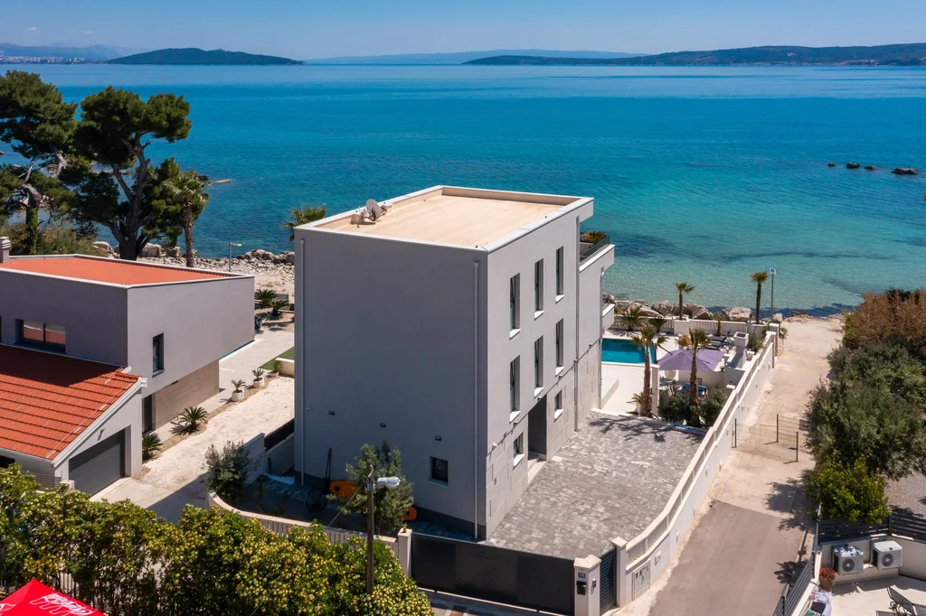 Modern Seaside Villa with Pool in Kaštel Štafilić