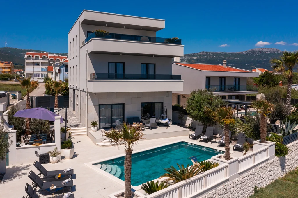 Modern Seaside Villa with Pool in Kaštel Štafilić