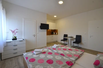 Rovinj Apartment for 2 with Shared Pool