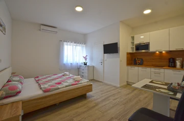 Rovinj Apartment for 2 with Shared Pool